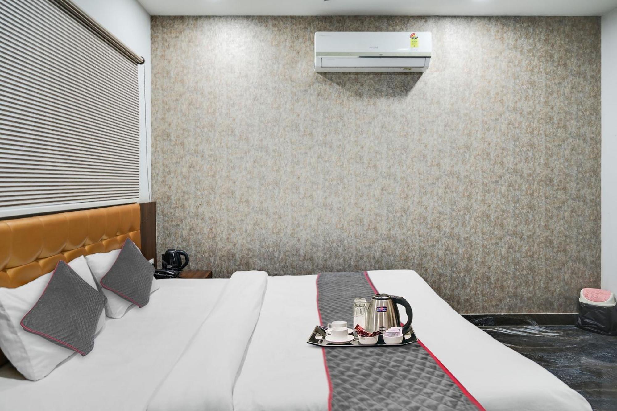 Townhouse Oak Hotel Ar Ganges Premium Varanasi Exterior photo
