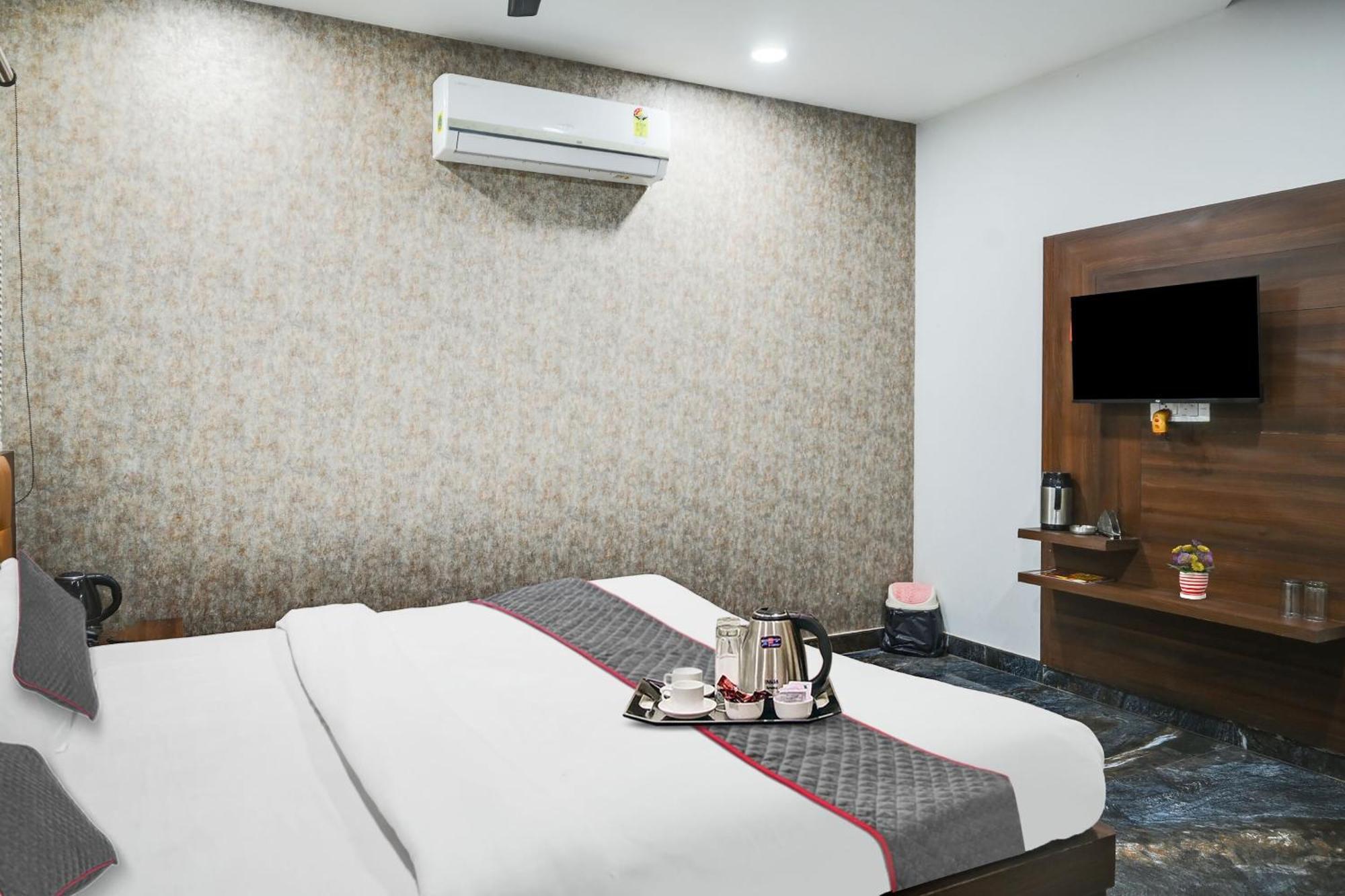 Townhouse Oak Hotel Ar Ganges Premium Varanasi Exterior photo