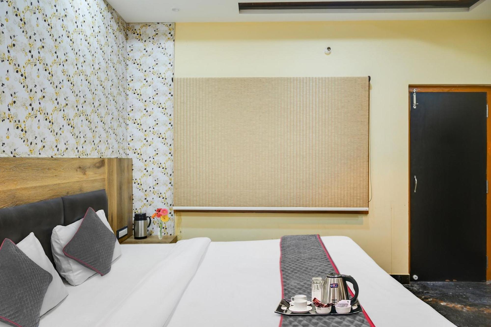 Townhouse Oak Hotel Ar Ganges Premium Varanasi Exterior photo